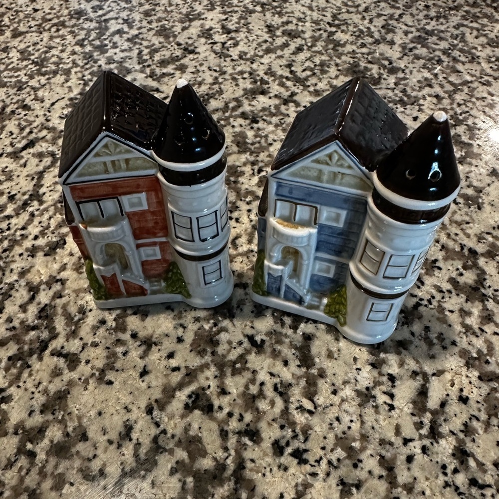 Otagiri Victorian Houses Salt and Pepper Shakers Set of 2 Handpainted Vintage